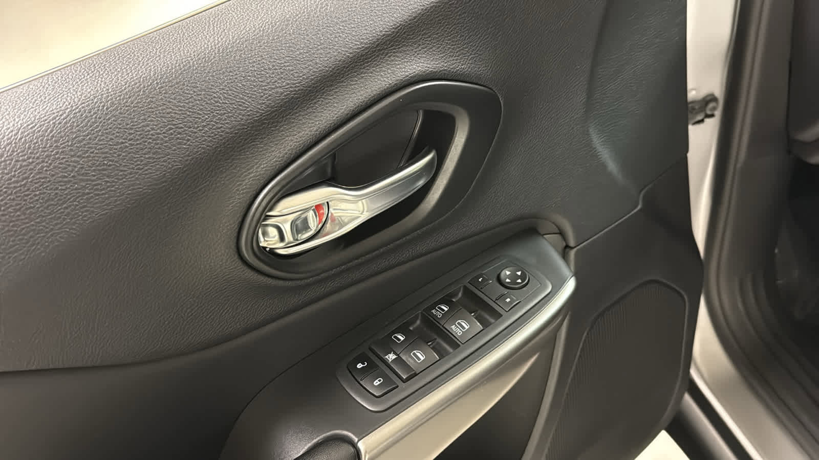 Used 2021 Jeep Cherokee Latitude Lux FWD image 13