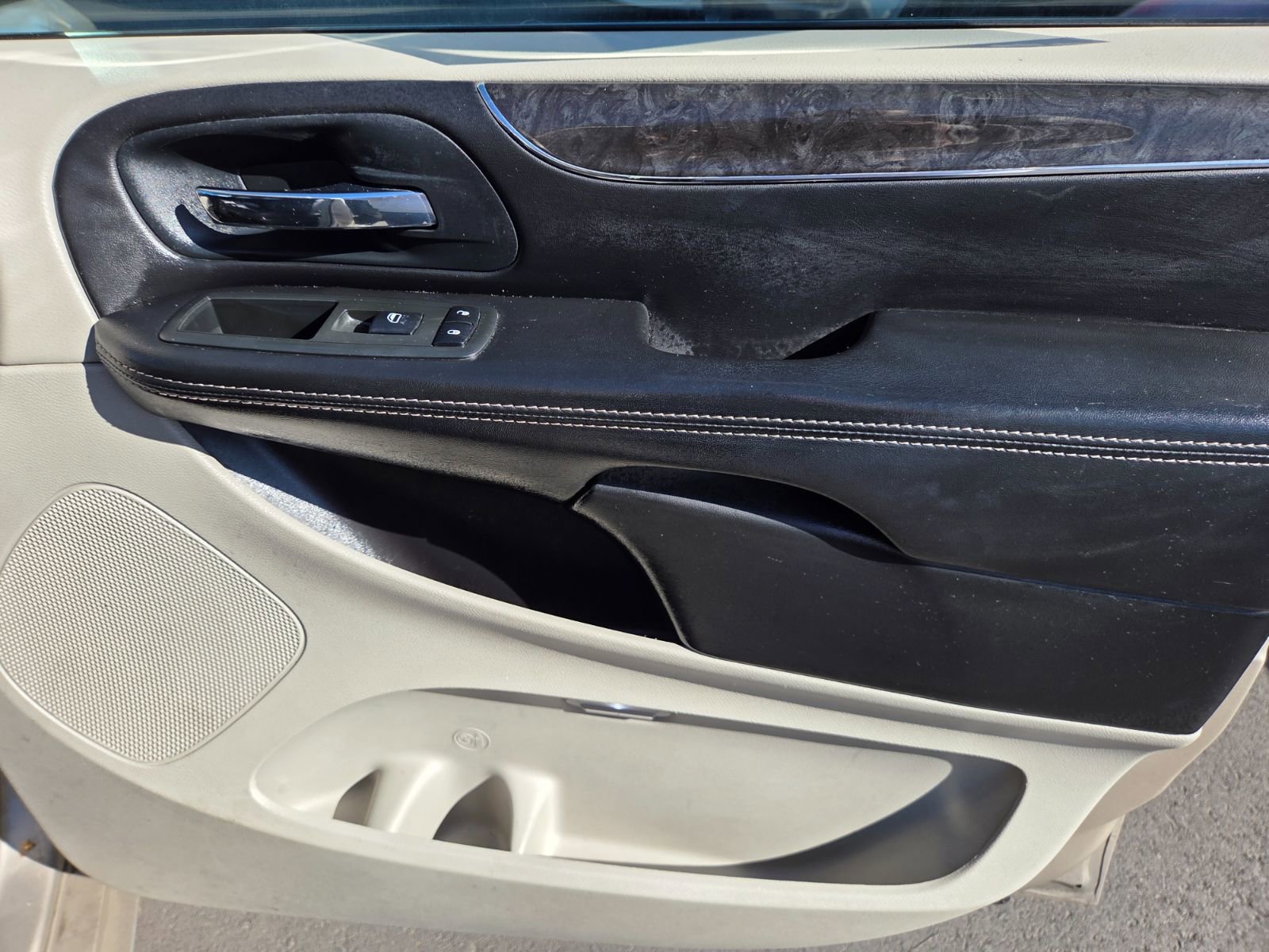 Used 2014 Chrysler Town & Country Touring image 14