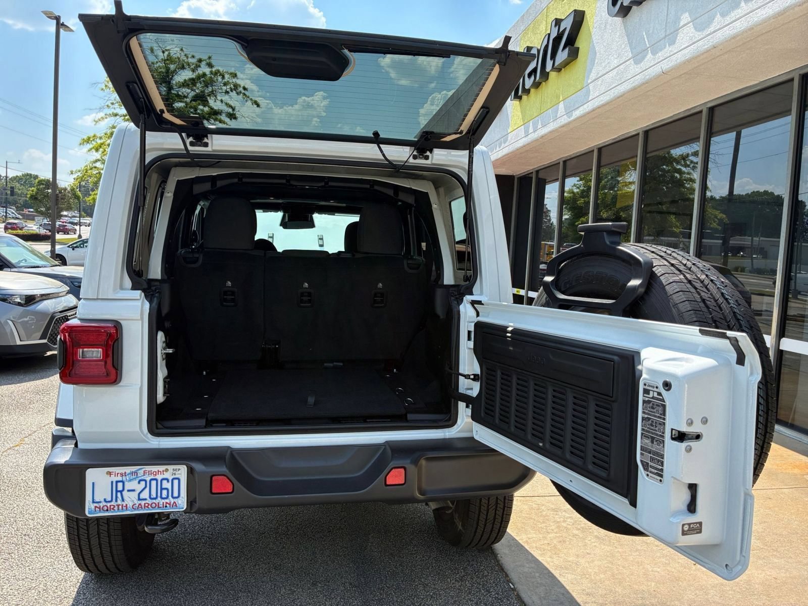 Used 2025 Jeep Wrangler Unlimited Sahara AWD/4WD image 33