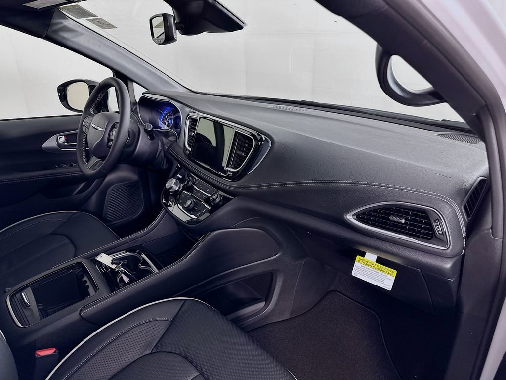 New 2026 Chrysler Pacifica Limited w/ Uconnect Theater Family Group image 37