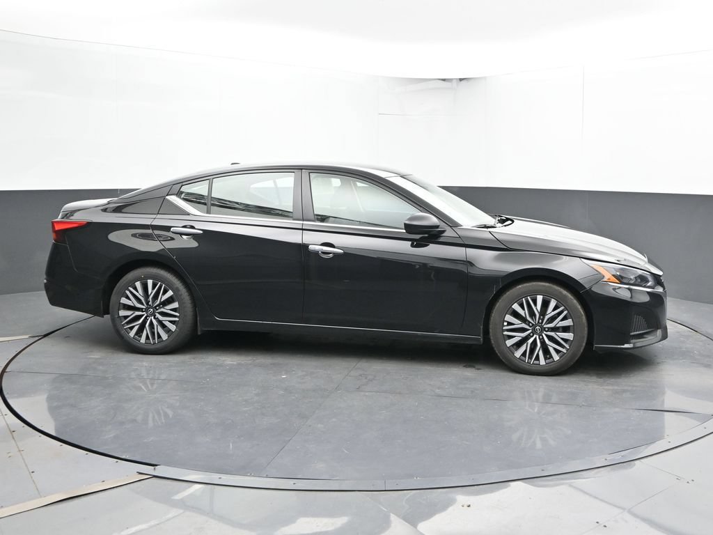 Used 2025 Nissan Altima 2.5 SV FWD image 4