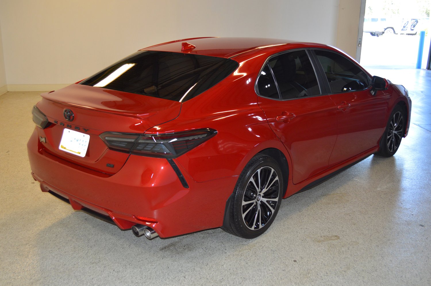 Used 2019 Toyota Camry SE FWD image 3