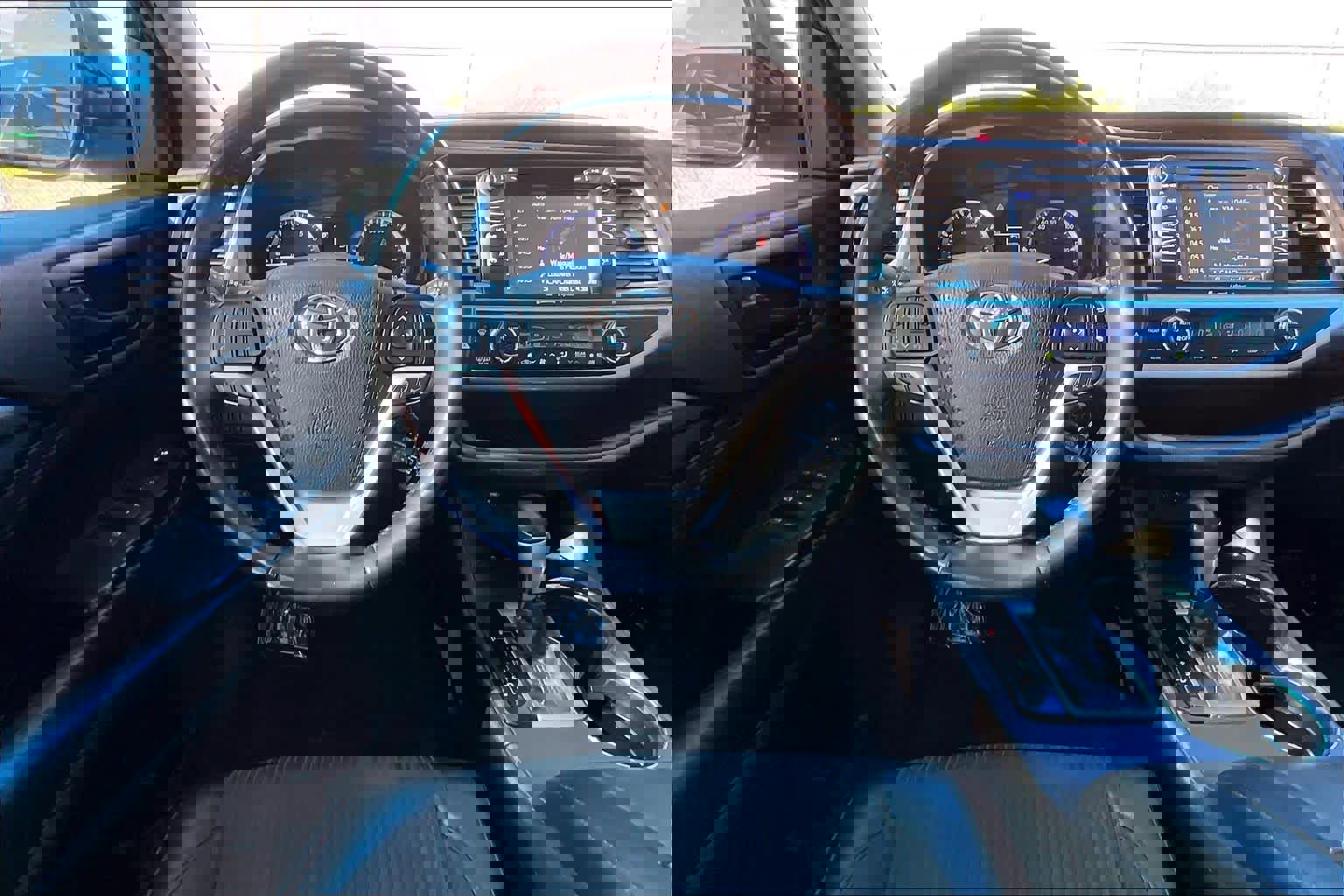 Used 2019 Toyota Highlander Plus FWD image 6