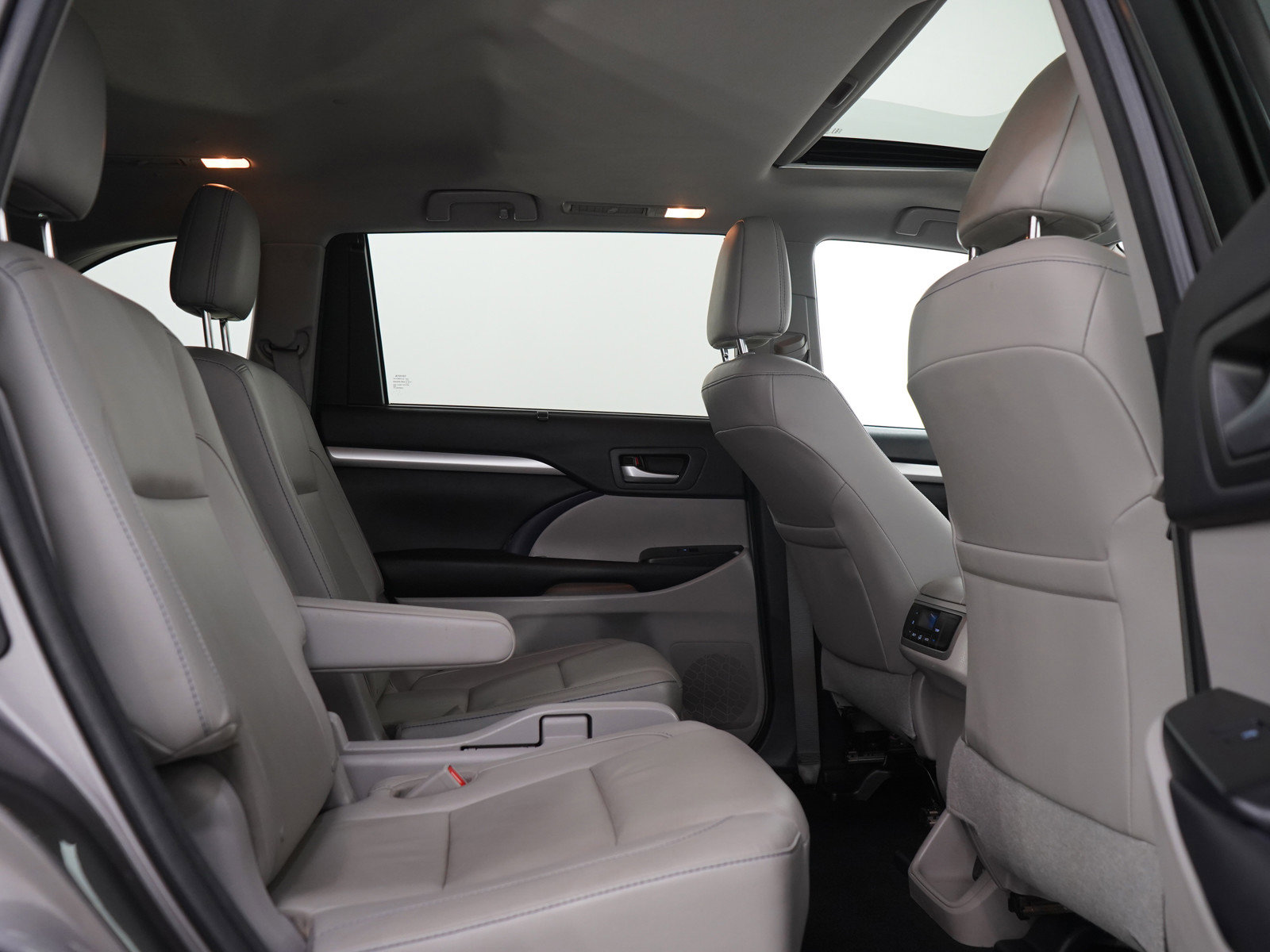 Used 2016 Toyota Highlander XLE AWD/4WD image 9