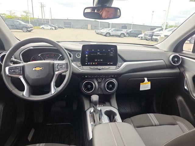 Used 2025 Chevrolet Blazer LT w/ Convenience Package AWD/4WD image 13