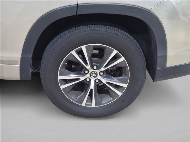 Used 2016 Toyota Highlander XLE FWD image 6