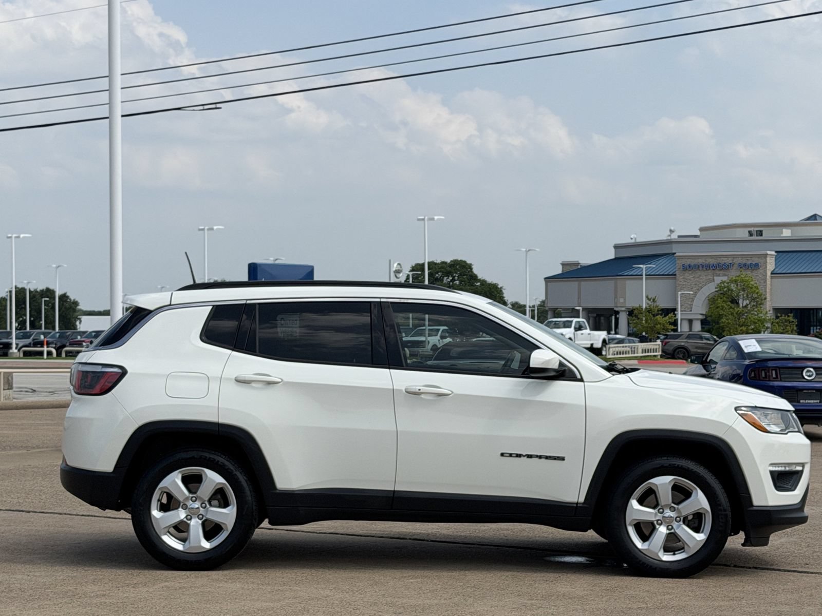 Used 2018 Jeep Compass Latitude w/ Popular Equipment Group FWD image 3