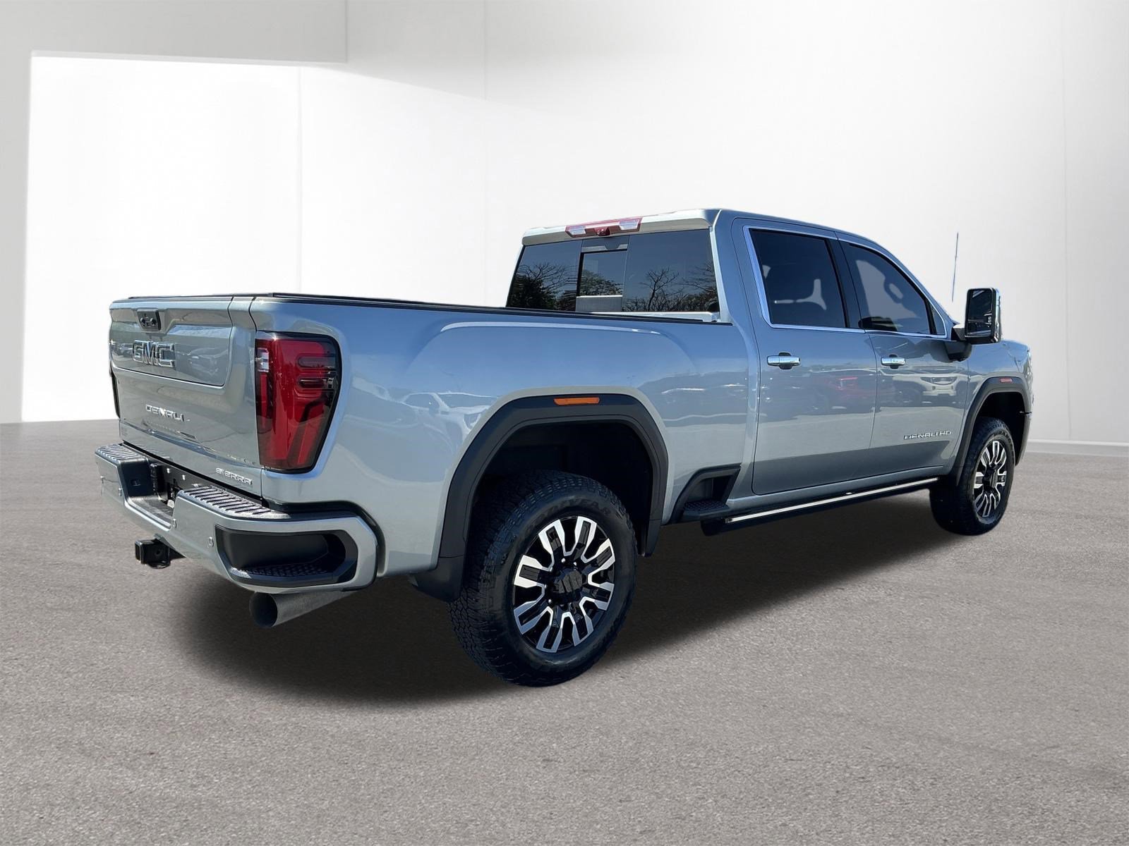 Used 2024 GMC Sierra 2500 Denali Ultimate AWD/4WD image 3