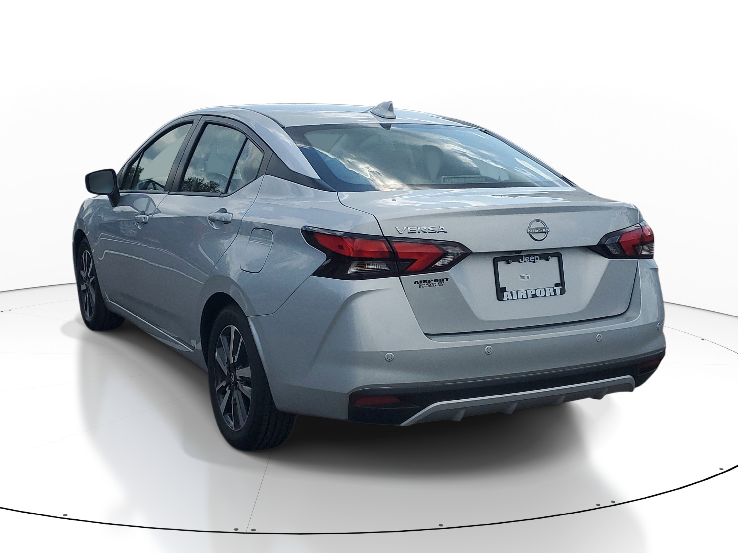 Used 2025 Nissan Versa SV FWD image 4