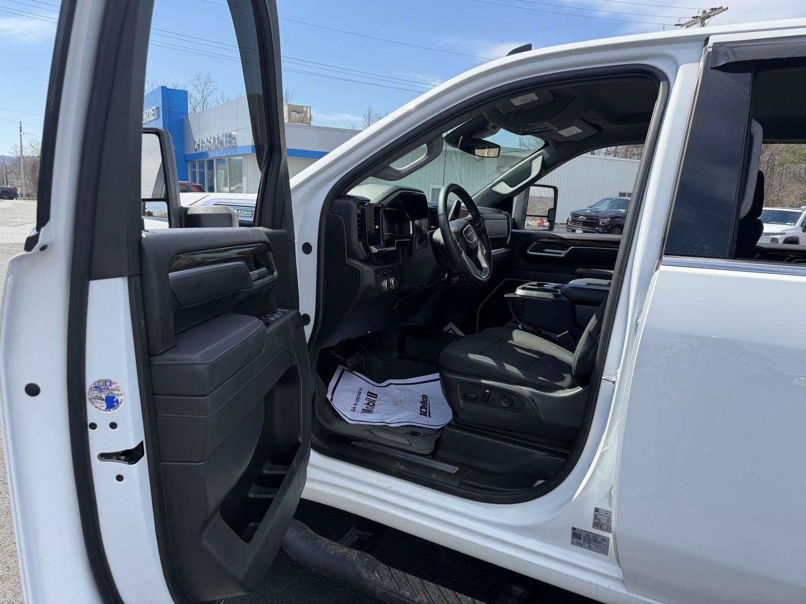 Used 2025 GMC Sierra 2500 SLE image 8