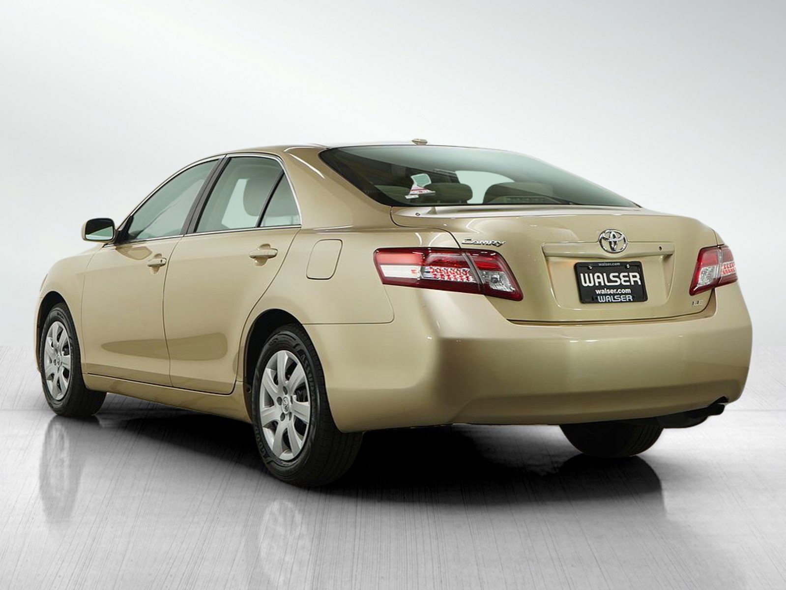 Used 2010 Toyota Camry LE FWD image 3