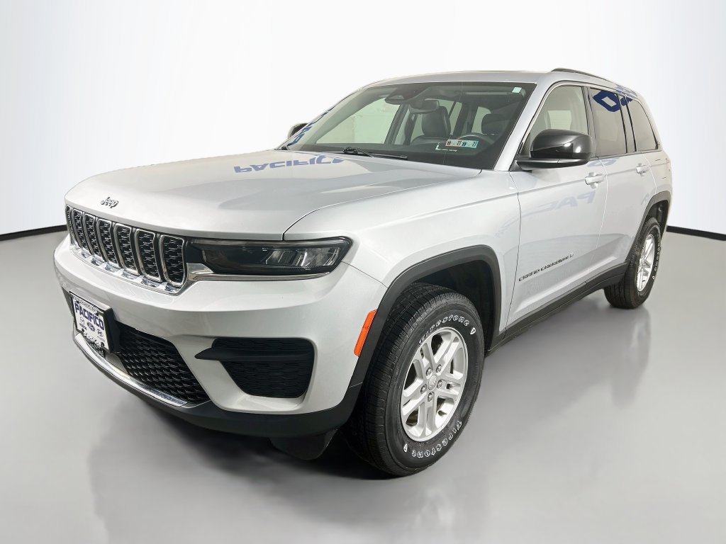 Used 2023 Jeep Grand Cherokee Laredo w/ Luxury Tech Group I AWD/4WD image 4