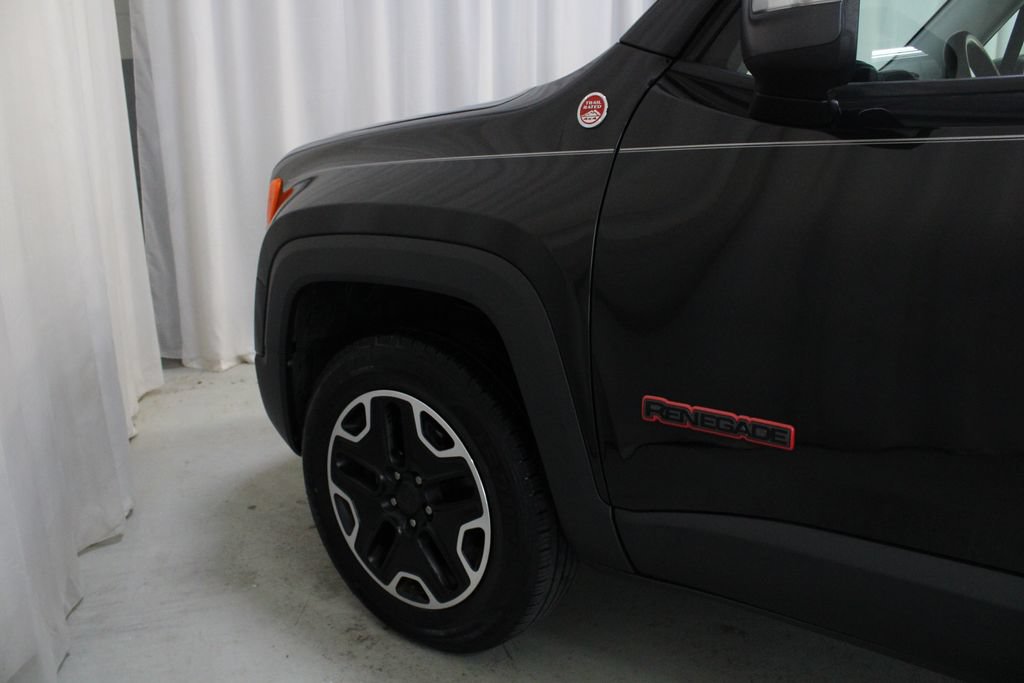 Used 2016 Jeep Renegade Trailhawk w/ Premium Trailhawk Package AWD/4WD image 28