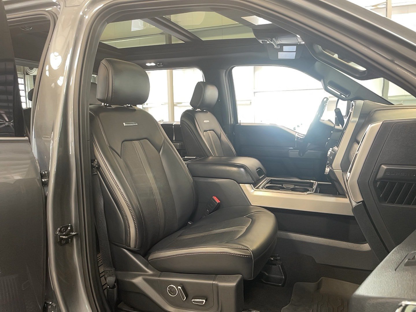 Used 2022 Ford F250 Platinum w/ FX4 Off-Road Package AWD/4WD image 12