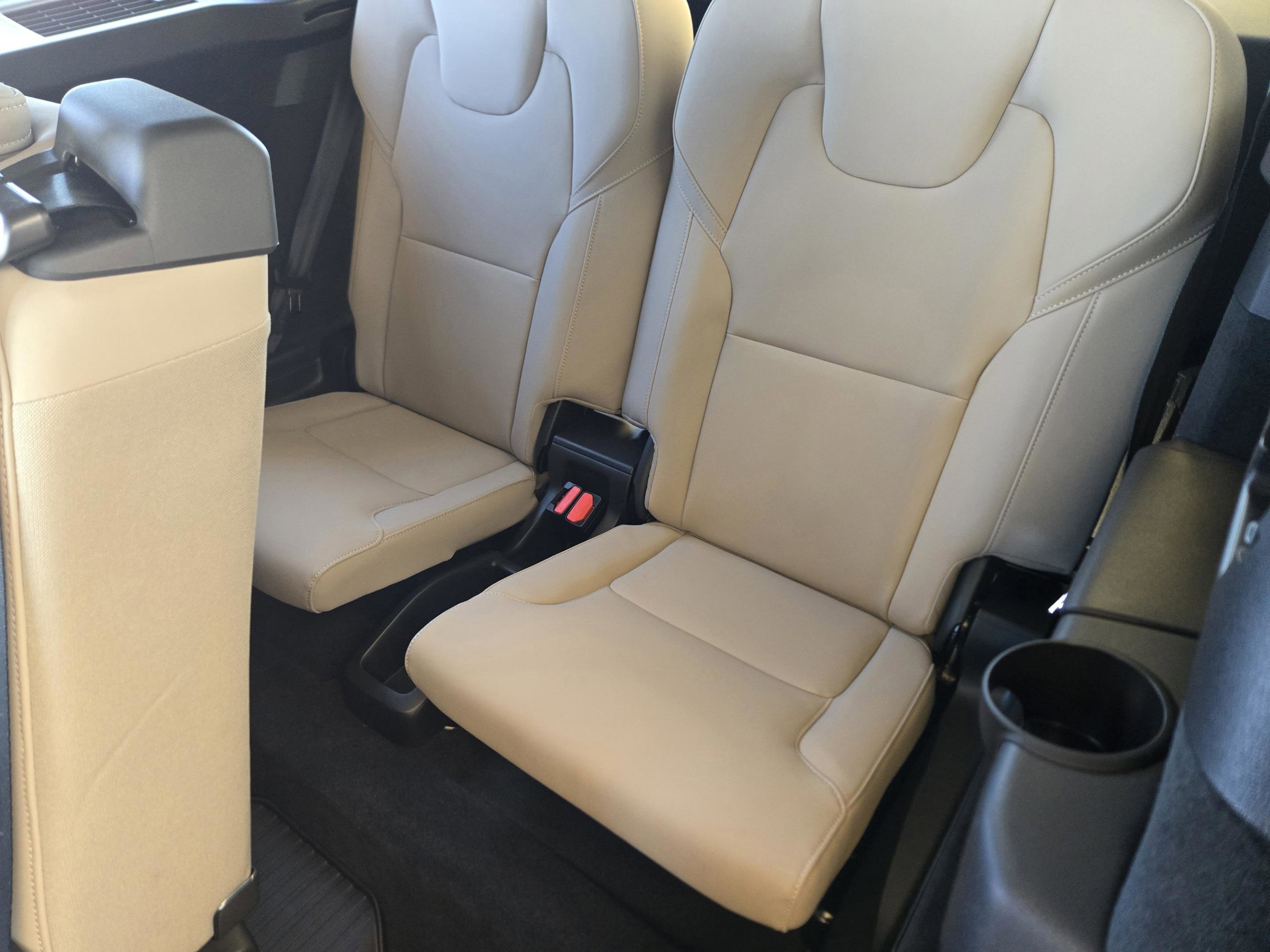 New 2026 Volvo XC90 T8 Plus w/ Protection Package Premier image 32