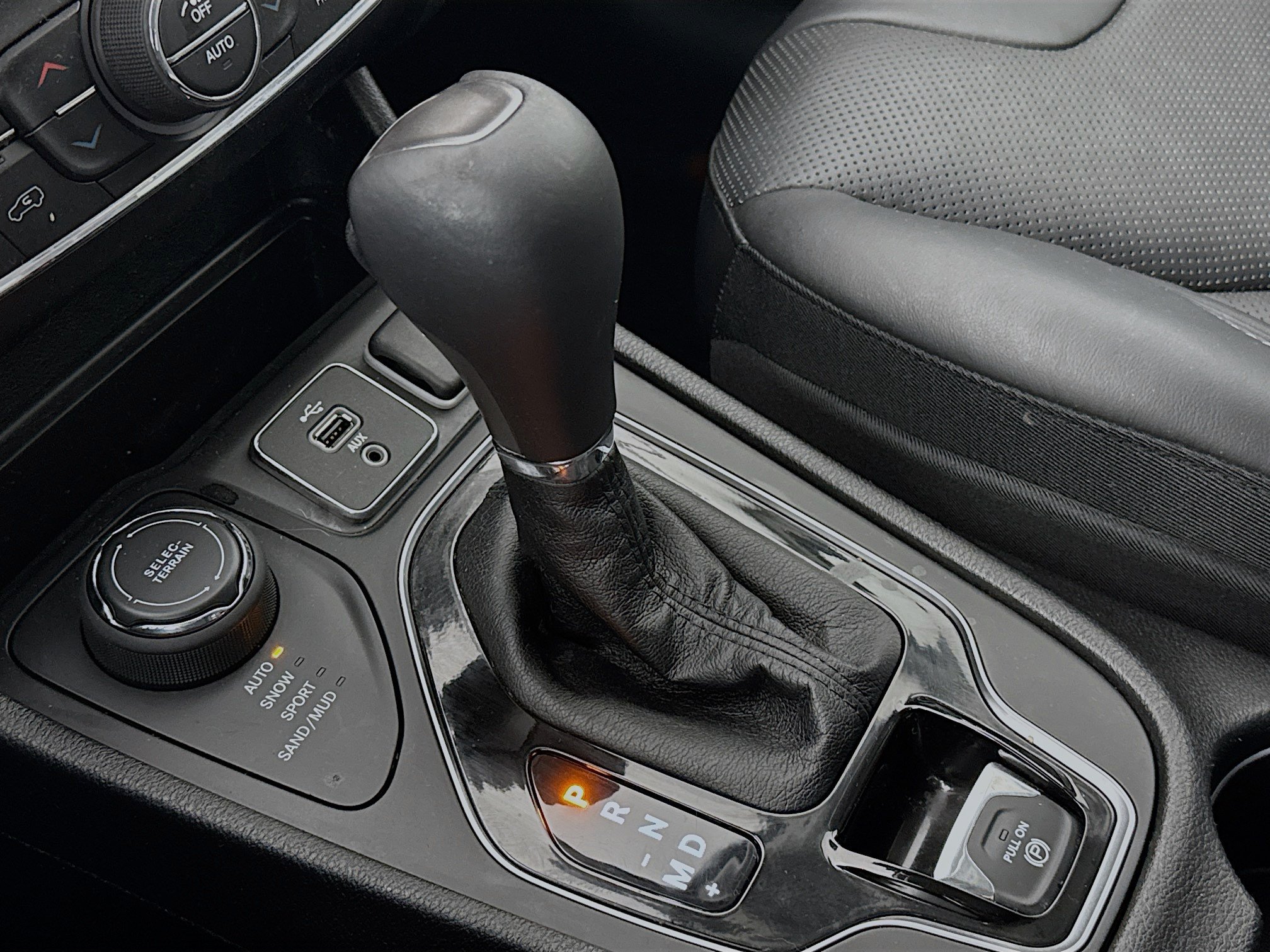 Used 2019 Jeep Cherokee Overland w/ Technology Group AWD/4WD image 17