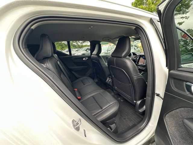 Used 2023 Volvo XC40 B4 Core w/ Convenience Package FWD image 17