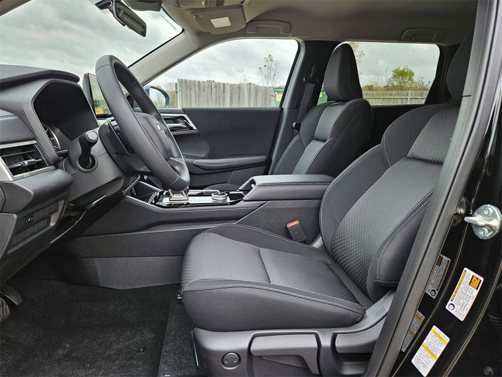 New 2025 Mitsubishi Outlander ES image 12