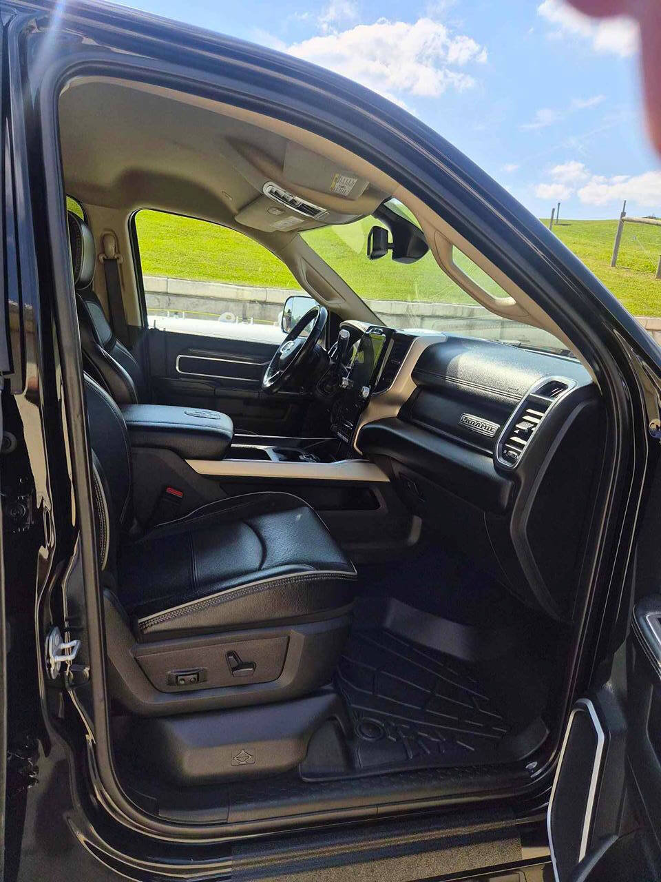 Used 2022 RAM 3500 Laramie AWD/4WD image 9