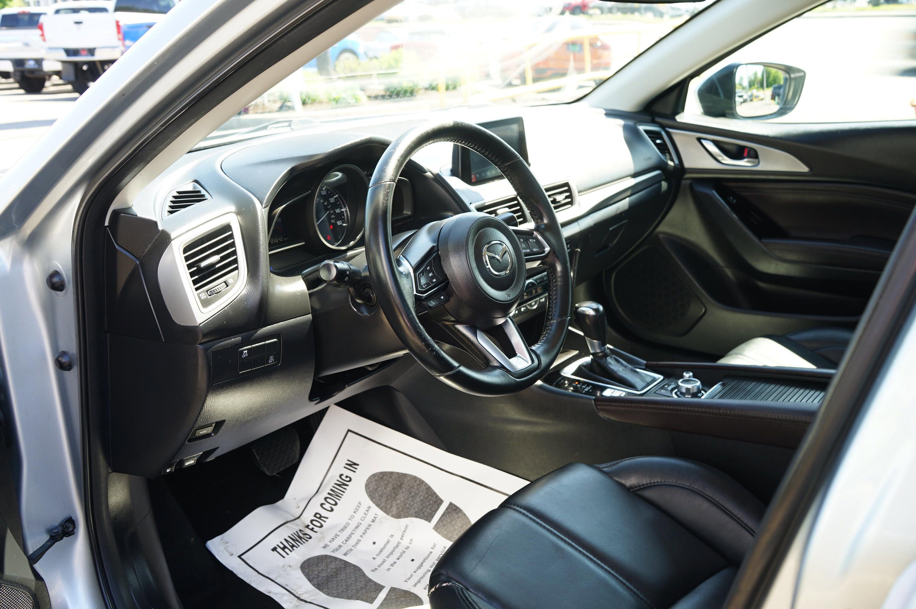 Used 2018 MAZDA MAZDA3 Touring FWD image 11