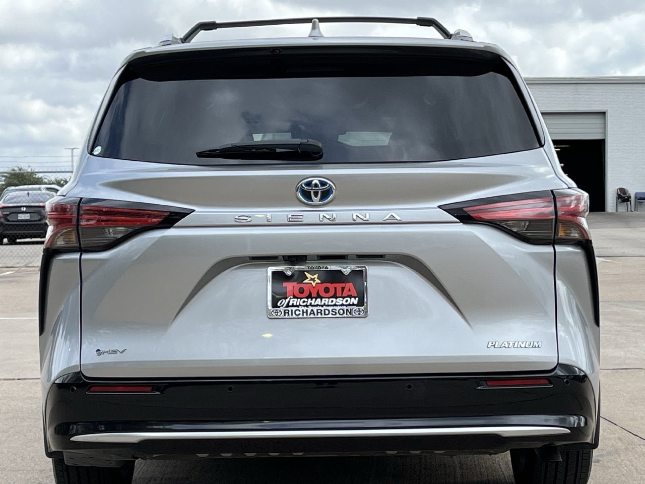 Used 2025 Toyota Sienna Platinum FWD image 5
