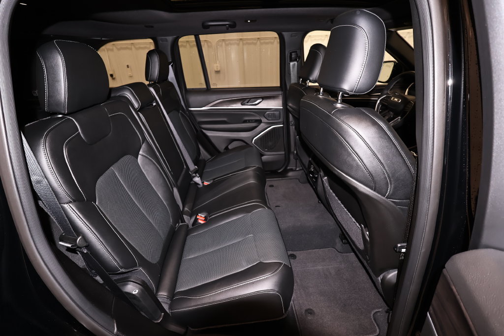 Used 2026 Jeep Grand Cherokee Limited AWD/4WD image 19