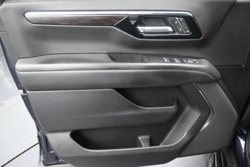 Used 2025 Chevrolet Suburban LT RWD image 11