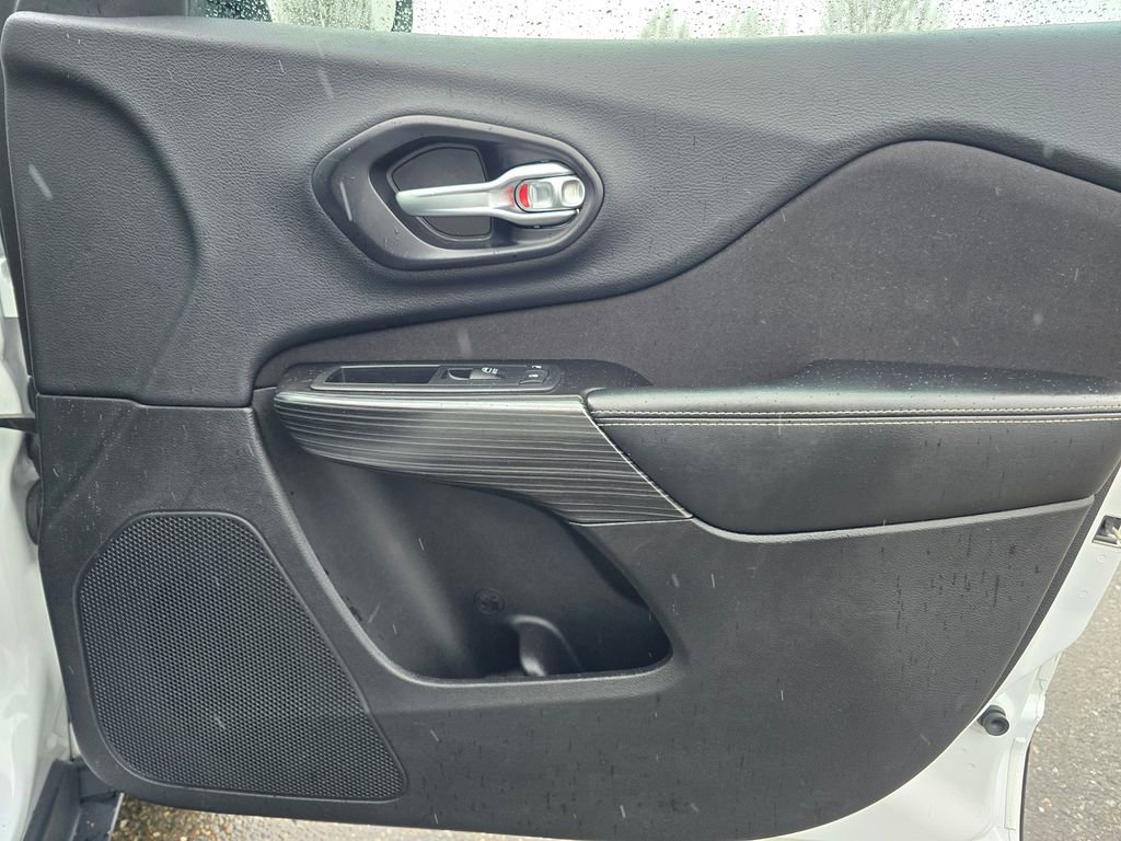 Used 2015 Jeep Cherokee Latitude w/ Comfort/Convenience Group FWD image 16