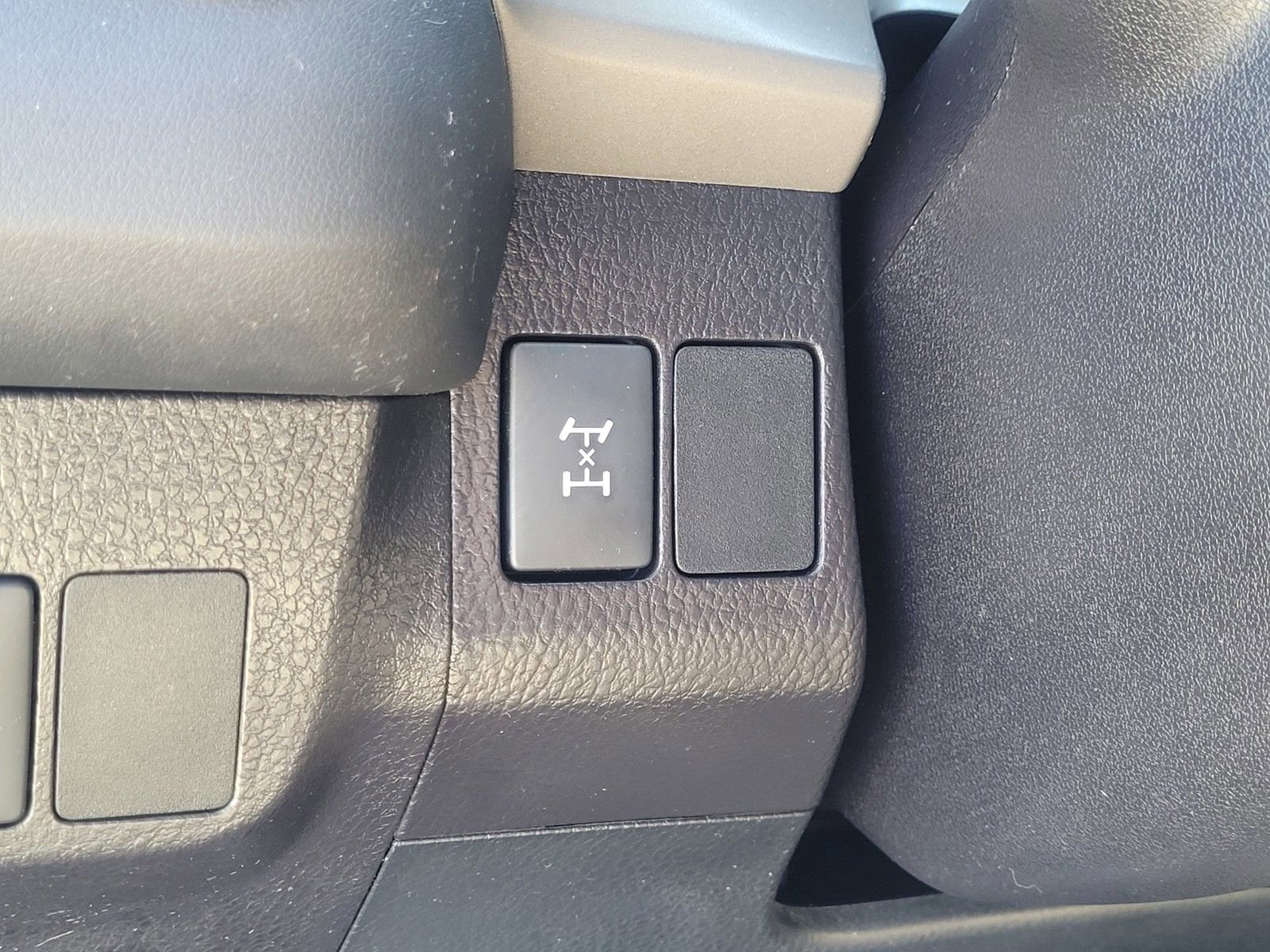 Used 2018 Toyota RAV4 LE w/ All Weather Liner Package AWD/4WD image 17