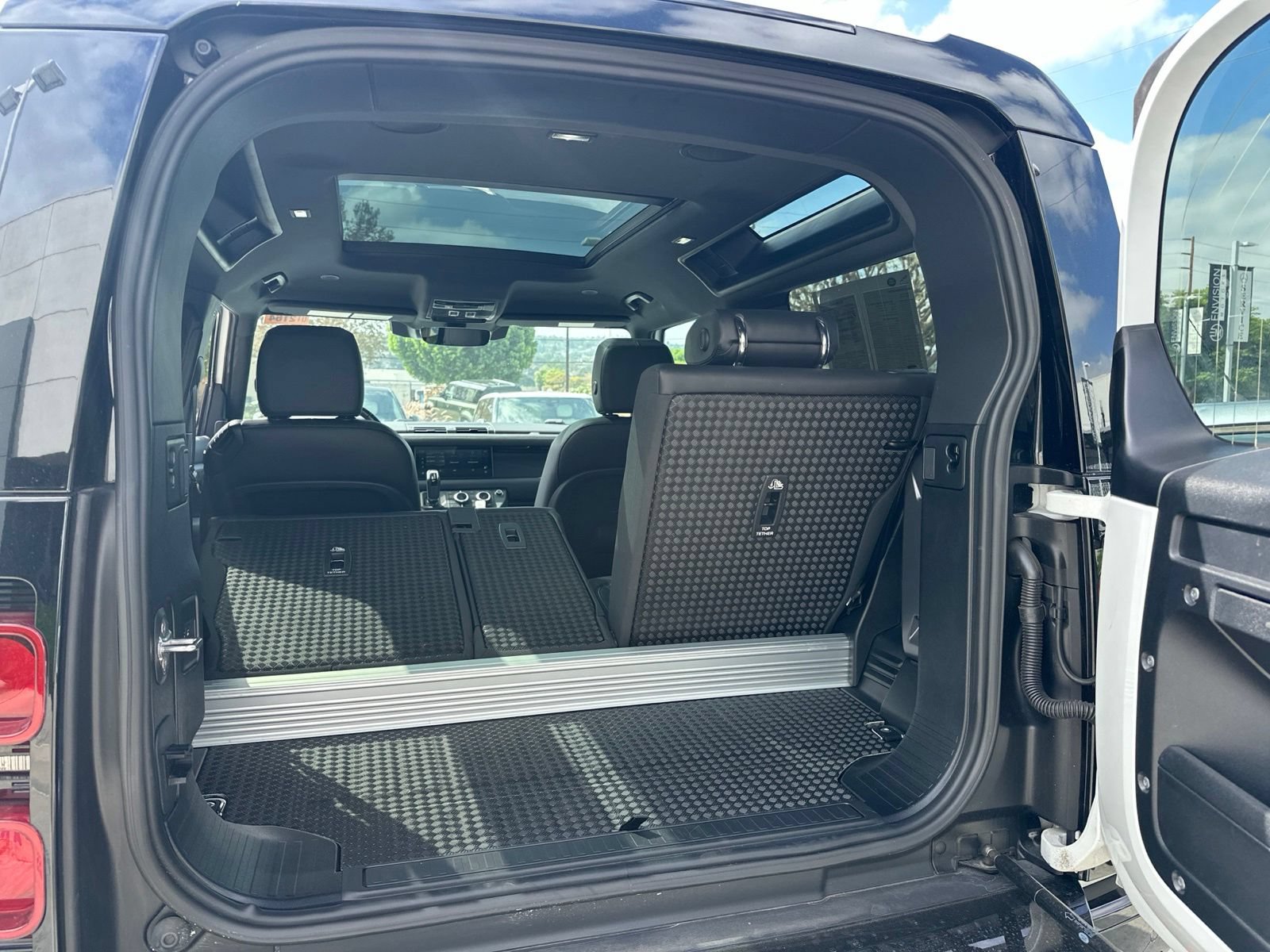 Used 2024 Land Rover Defender 90 X-Dynamic SE AWD/4WD image 11