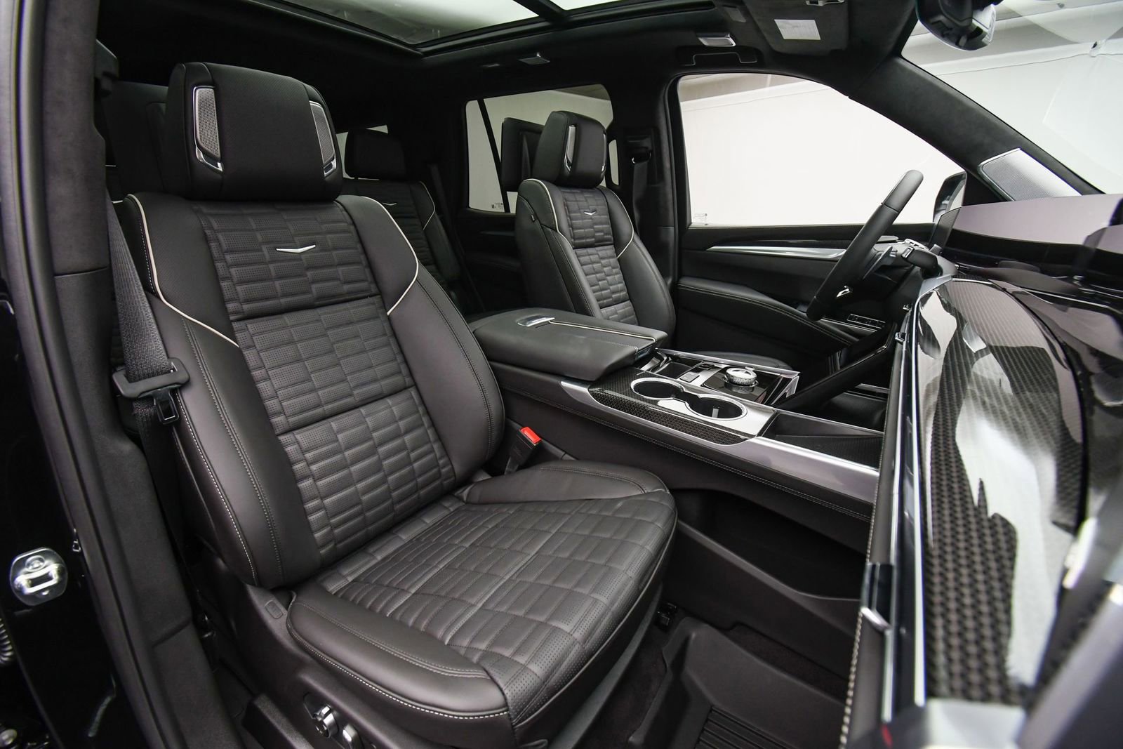 Used 2025 Cadillac Escalade V w/ LPO, ONYX Package image 18