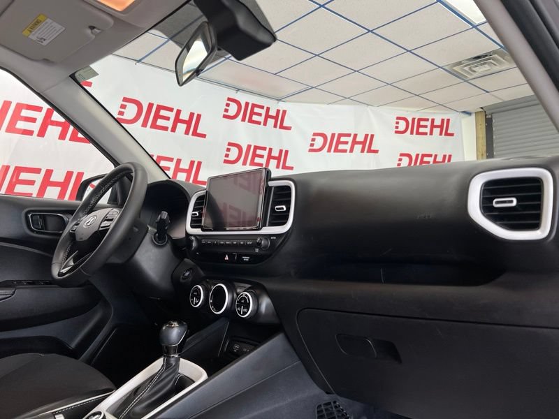 Used 2023 Hyundai Venue Limited FWD image 13