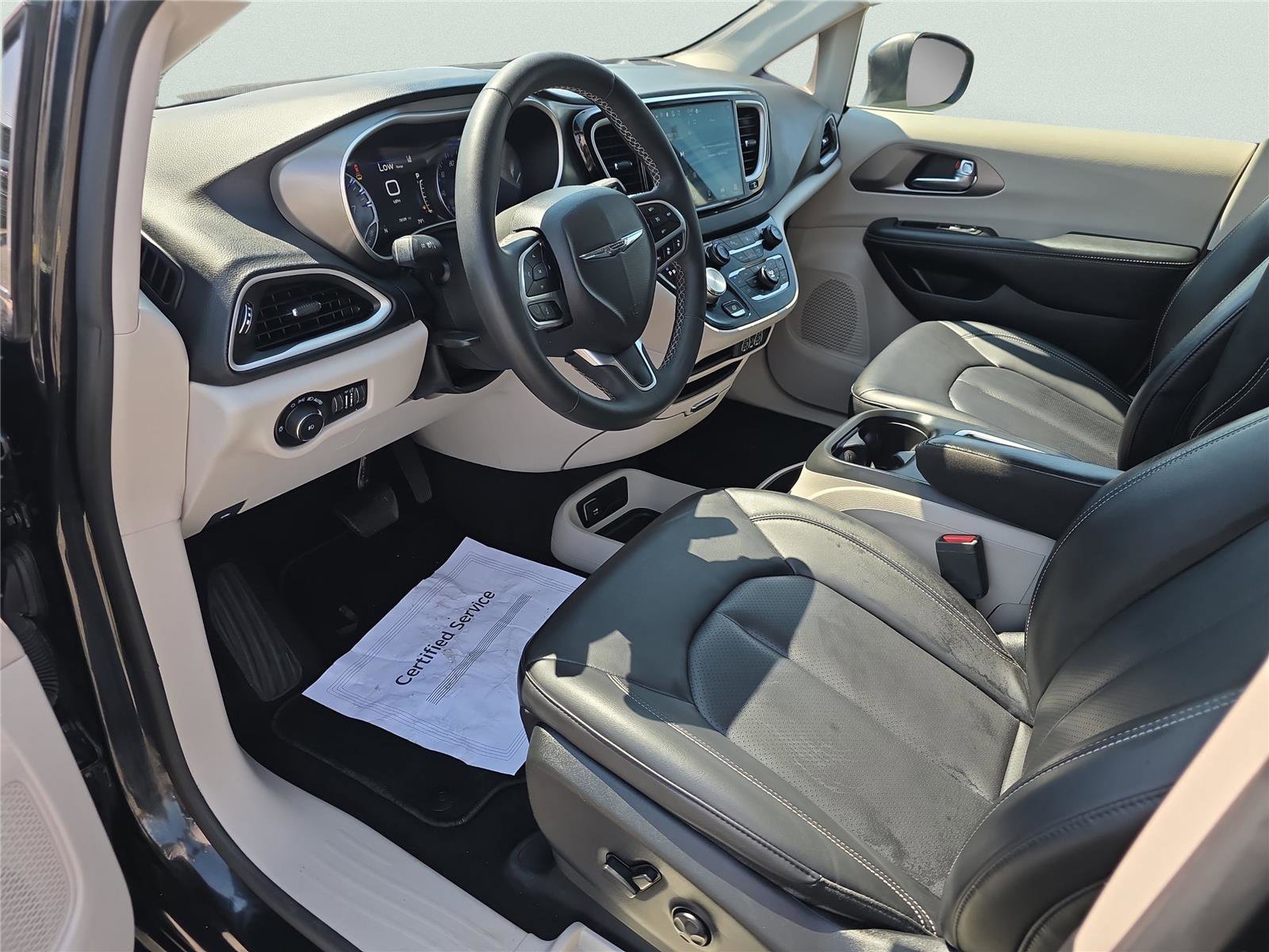 Used 2023 Chrysler Pacifica Touring-L image 10