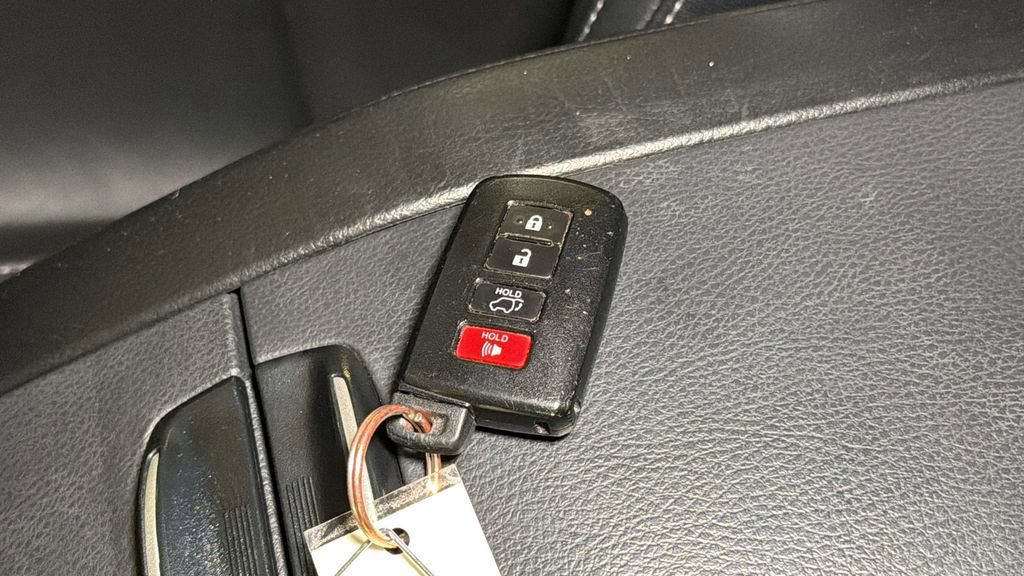 Used 2018 Toyota Highlander SE image 32