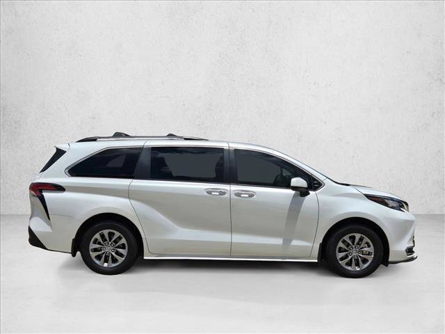 Used 2022 Toyota Sienna XLE FWD image 4