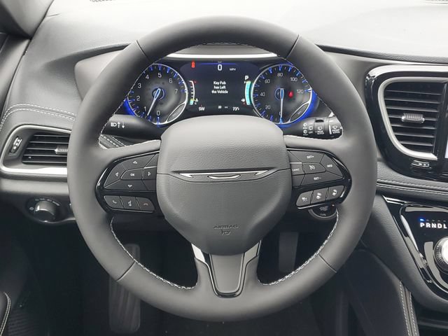 New 2027 Chrysler Pacifica Limited w/ Family Tech Group AWD/4WD image 14