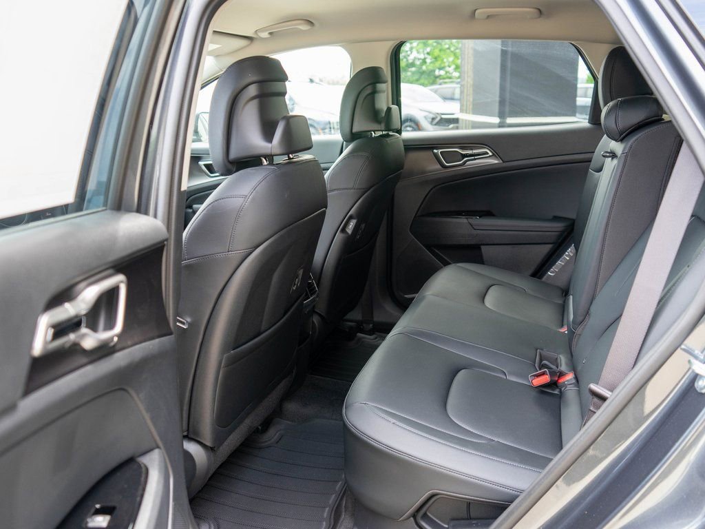 Used 2025 Kia Sportage EX image 12