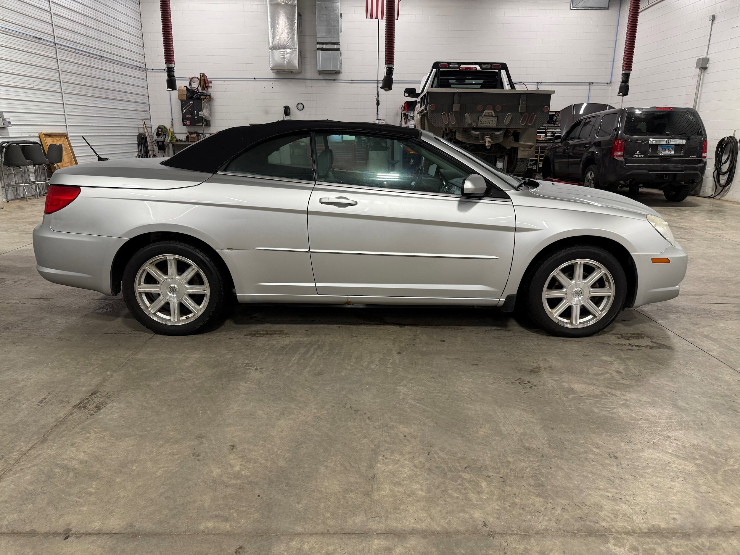 Used 2008 Chrysler Sebring Touring w/ Special Touring Group image 3