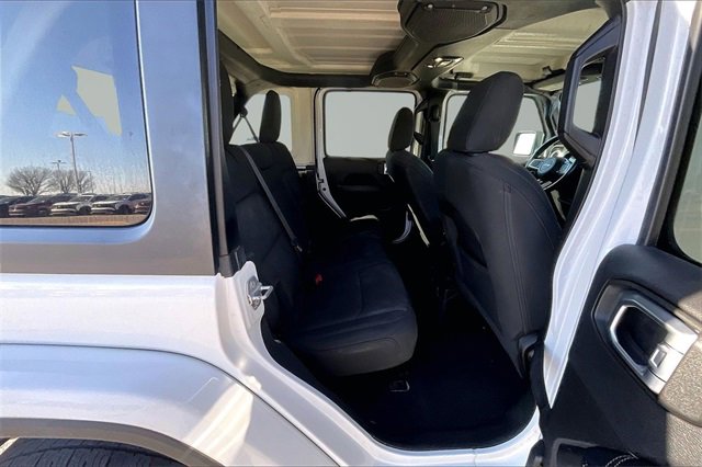 Used 2020 Jeep Wrangler Unlimited Sahara image 24