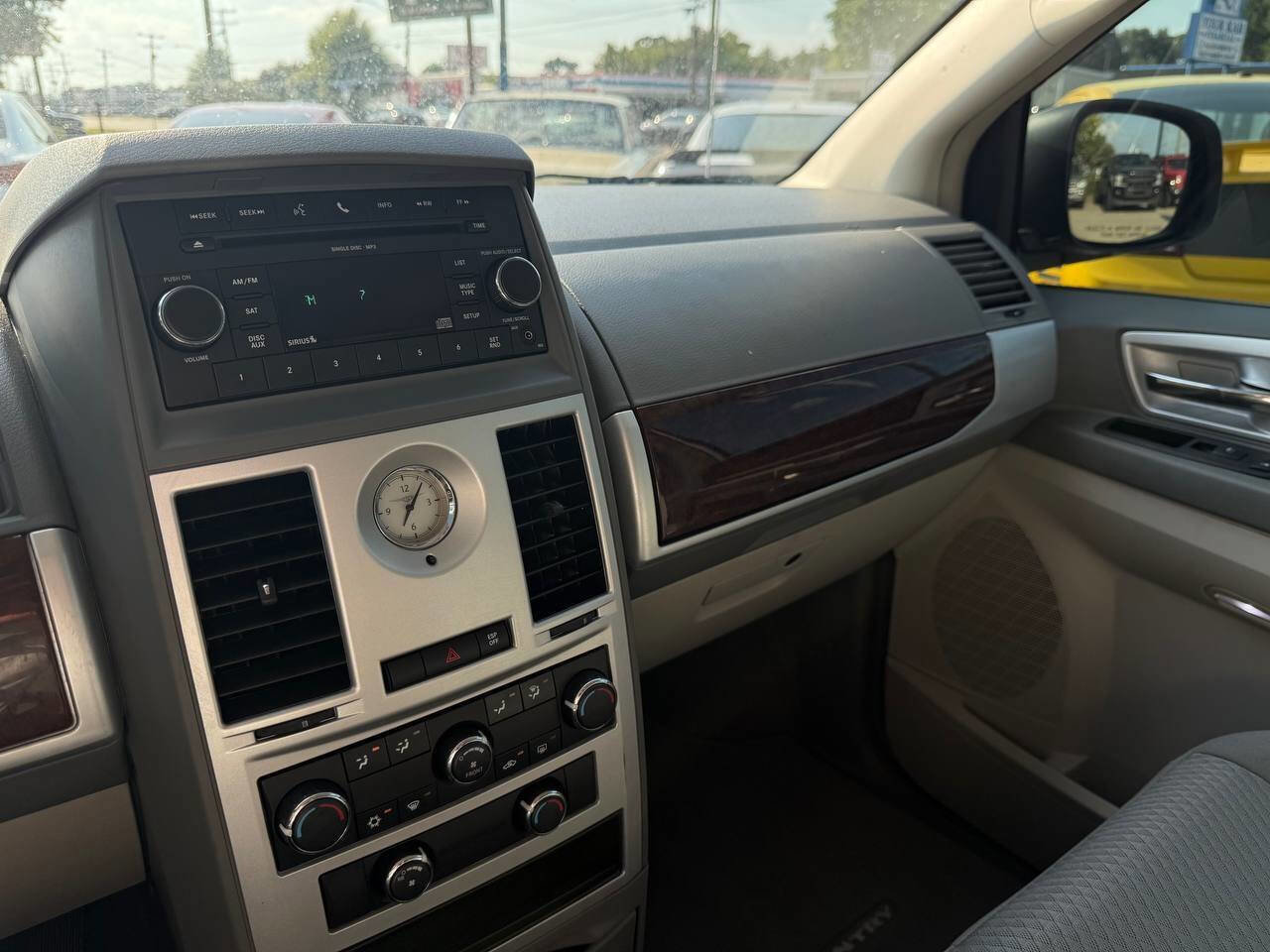 Used 2010 Chrysler Town & Country Touring image 17