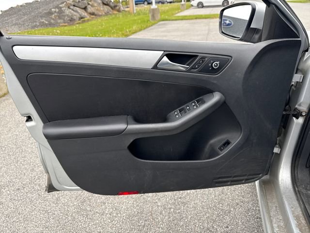Used 2013 Volkswagen Jetta SE FWD image 19