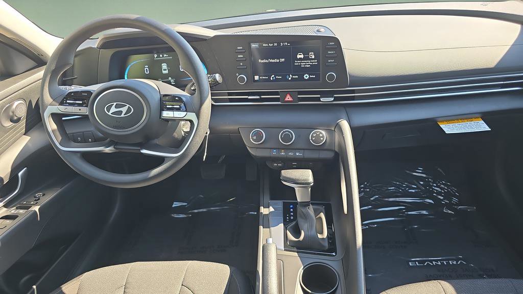 New 2026 Hyundai Elantra SE FWD image 18