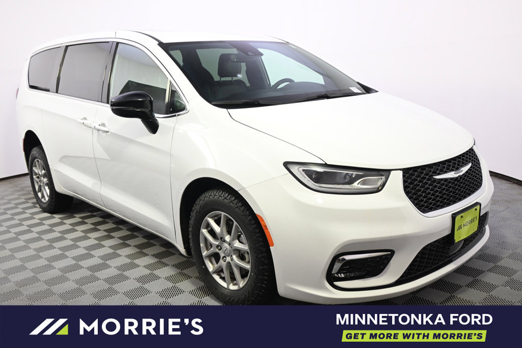 Used 2026 Chrysler Pacifica Select FWD image 9