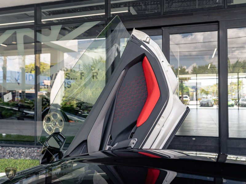 Used 2025 Lamborghini Revuelto image 30