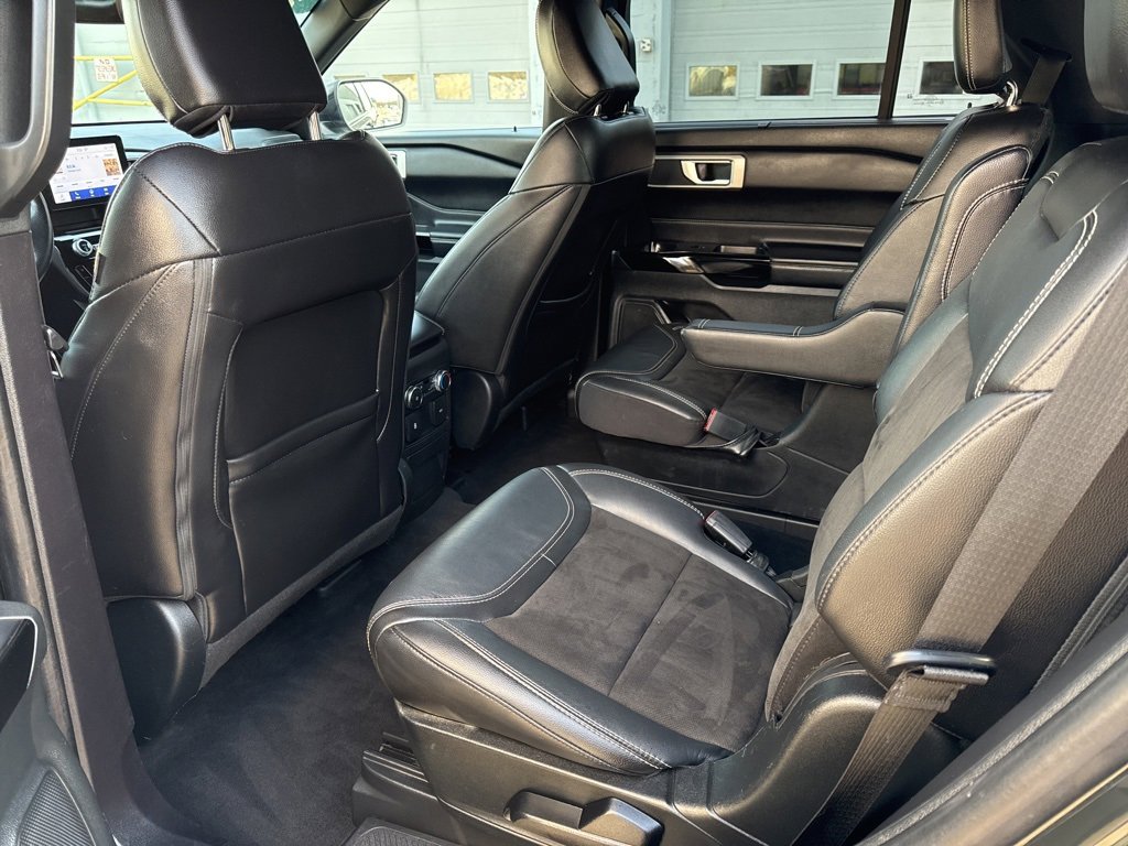 Used 2022 Ford Explorer ST w/ ST Street Pack image 17