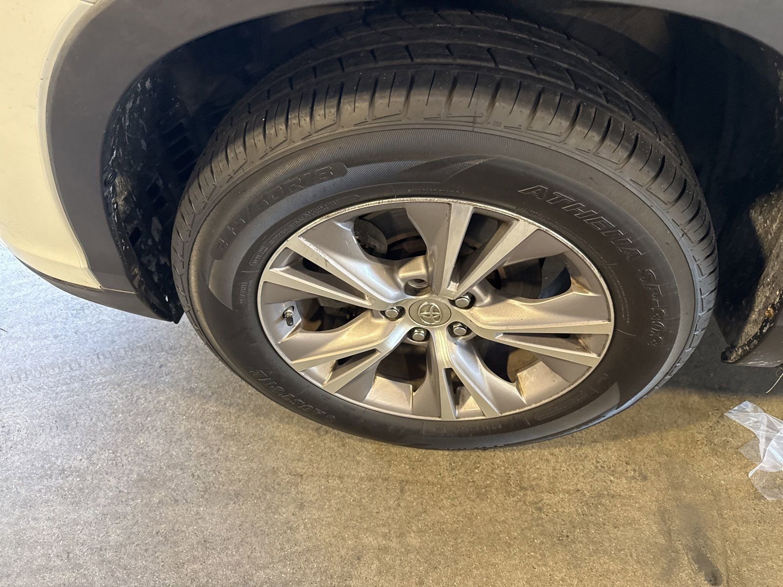 Used 2019 Toyota Highlander XLE image 2