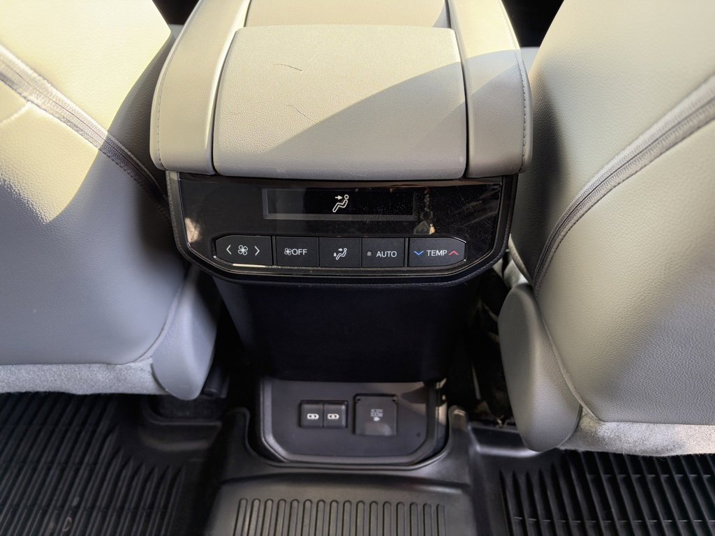 Used 2023 Toyota Highlander Limited image 17