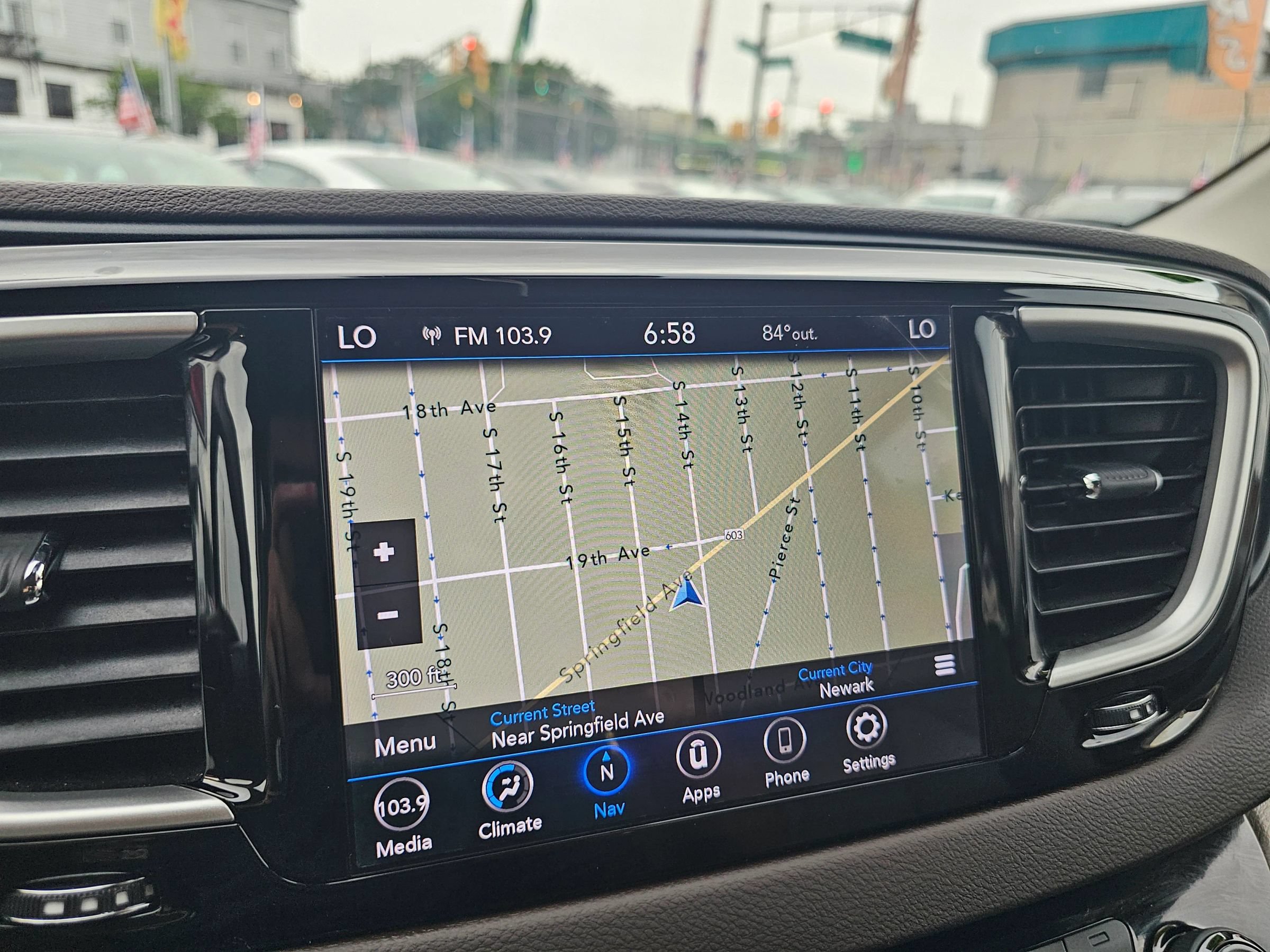 Used 2020 Chrysler Pacifica Touring w/ Advanced Safetytec Group FWD image 27