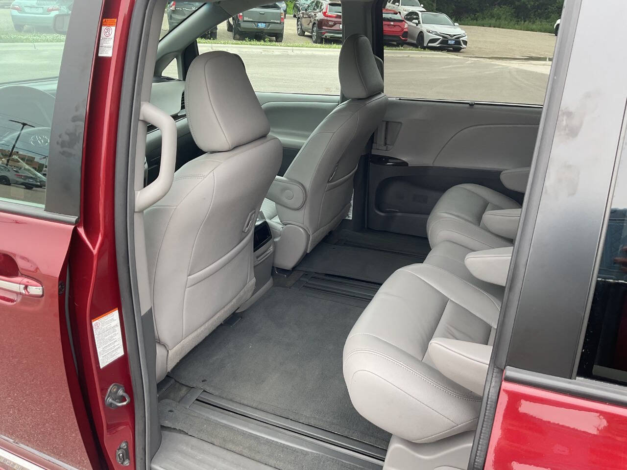 Used 2015 Toyota Sienna XLE FWD image 29
