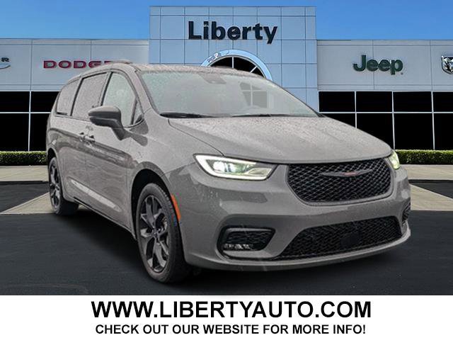 Used 2021 Chrysler Pacifica Limited w/ Uconnect Theater Family Group